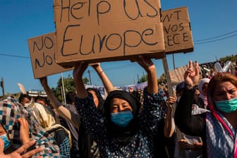 Europa, hilf uns! Flüchtlinge aus dem niedergebrannten Lager Moria demonstrieren auf Lesbos.