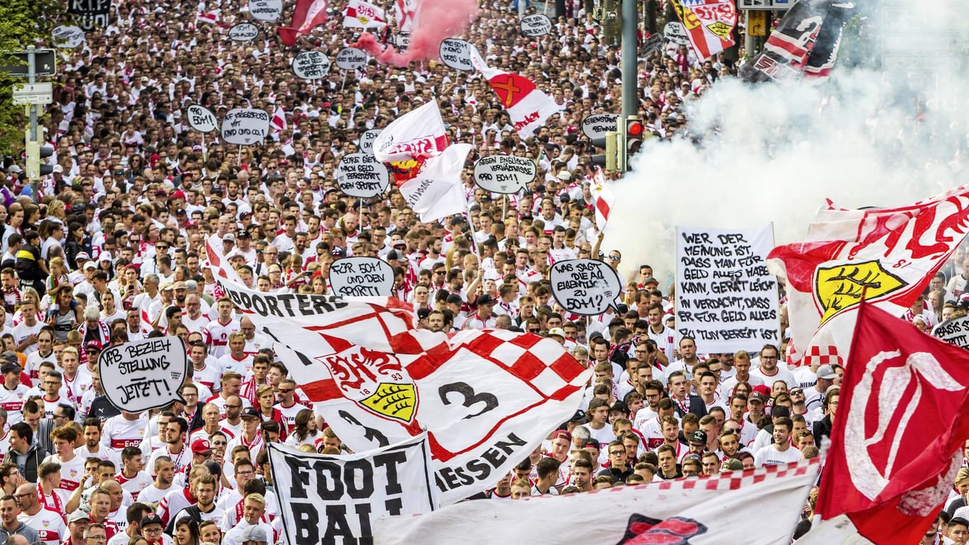 Fans des VfB Stuttgart 2018: Fans demonstrierten schon häufiger gegen Pläne des DFB und der DFL.