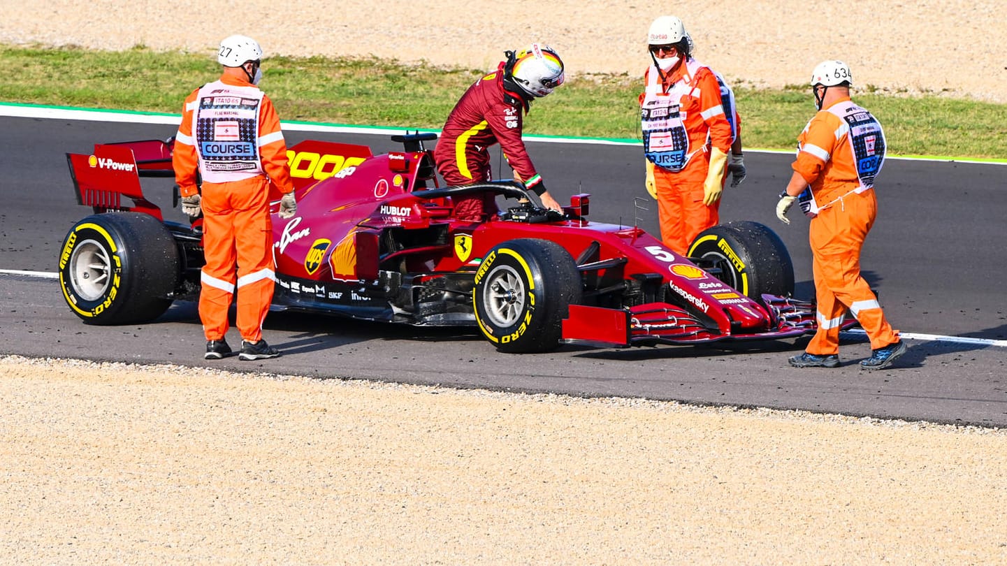 Sebastian Vettel im Training auf der Strecke in Mugello: Der viermalige Weltmeister musste sein Auto abstellen.