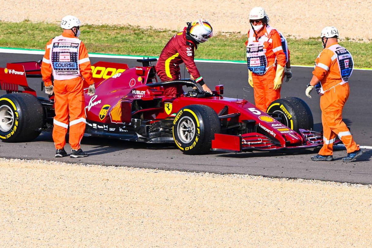 Sebastian Vettel im Training auf der Strecke in Mugello: Der viermalige Weltmeister musste sein Auto abstellen.