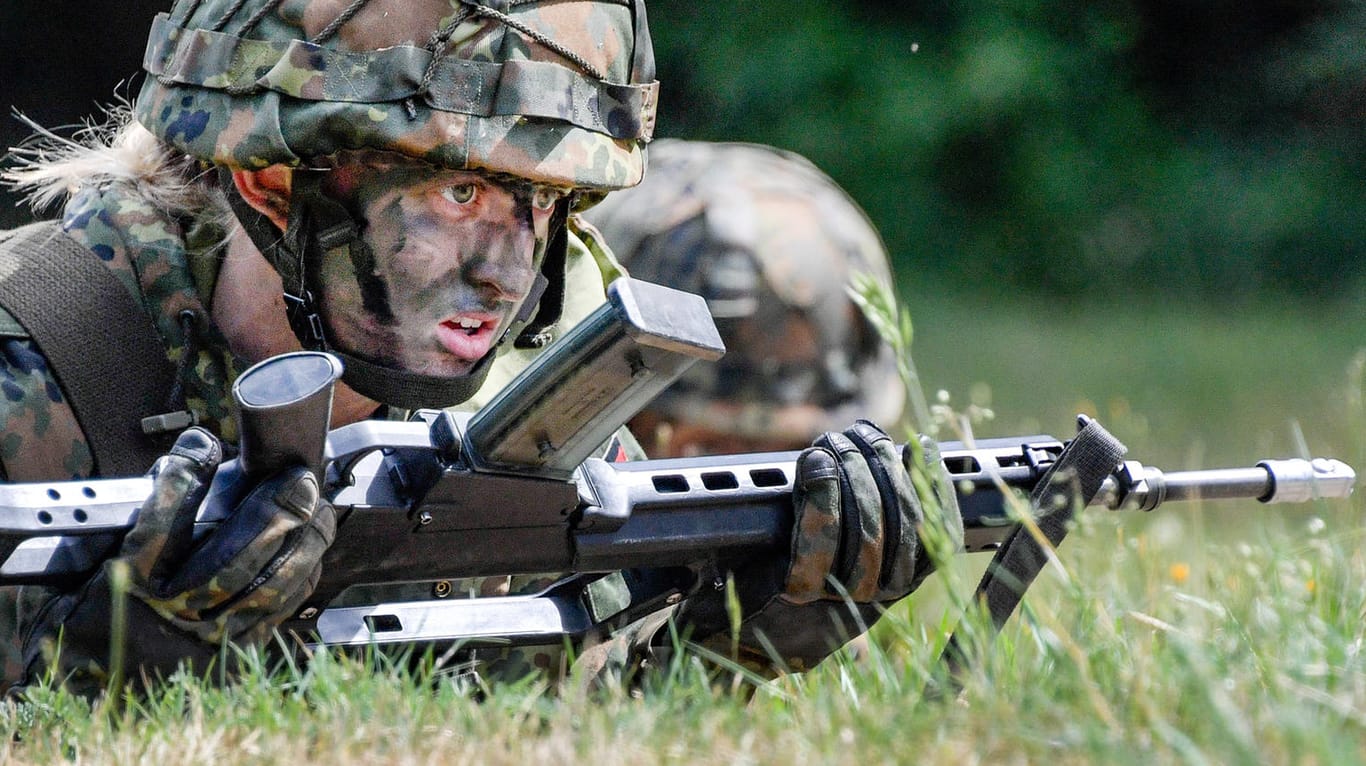 Soldatin bei der Bundeswehr (Symbolfoto): Einem Bericht zufolge sind weibliche Dienstgrade geplant.