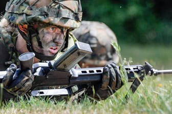 Soldatin bei der Bundeswehr (Symbolfoto): Einem Bericht zufolge sind weibliche Dienstgrade geplant.