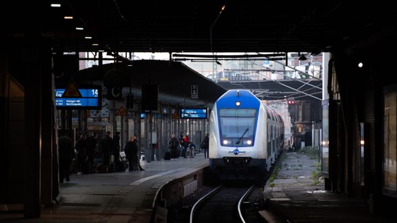 Ein Zug fährt in den Hauptbahnhof in Hamburg ein.