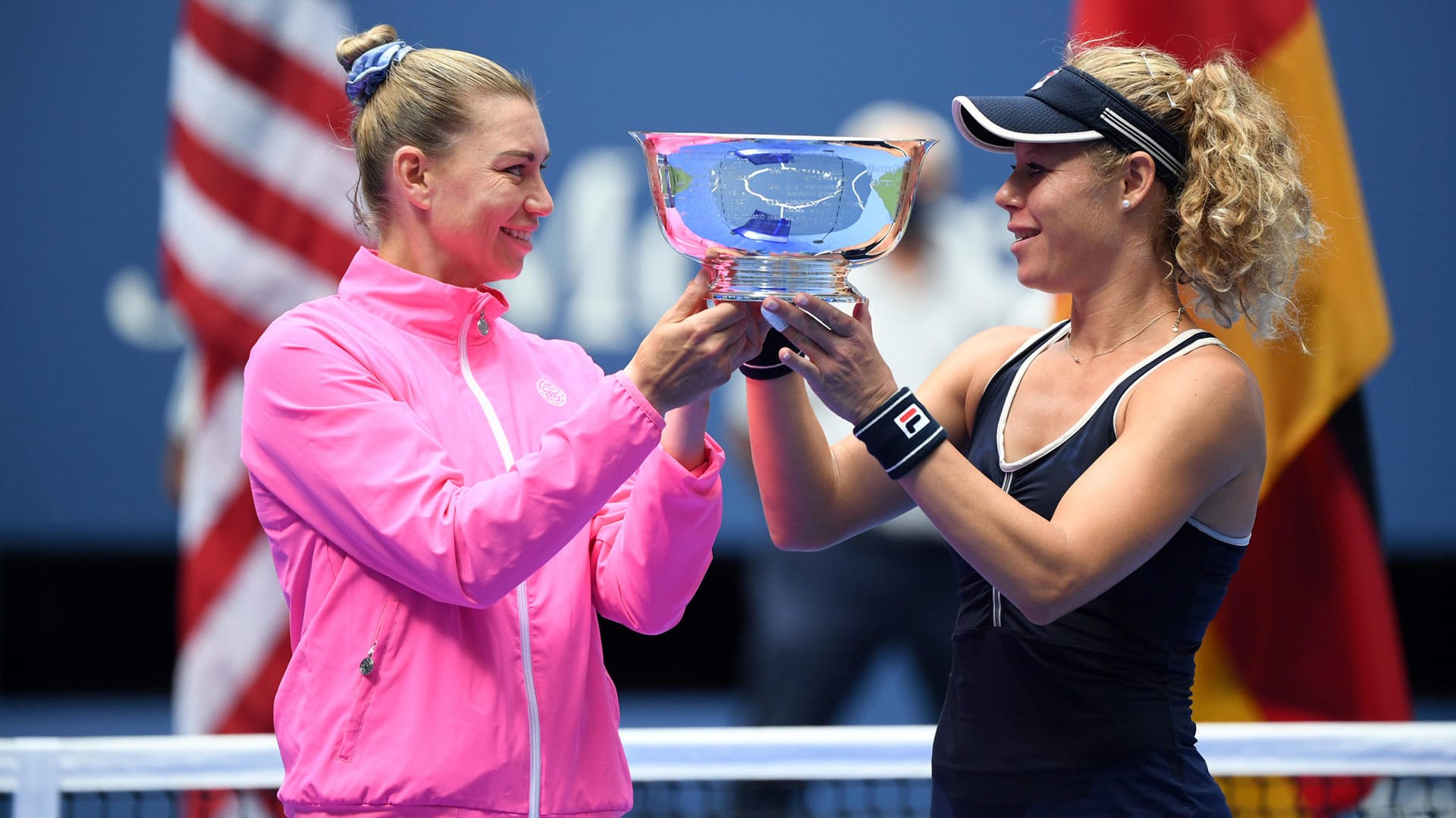 Am Ziel: Siegemund (r.) mit Doppel-Partnerin Zvonareva und der US-Open-Trophäe.