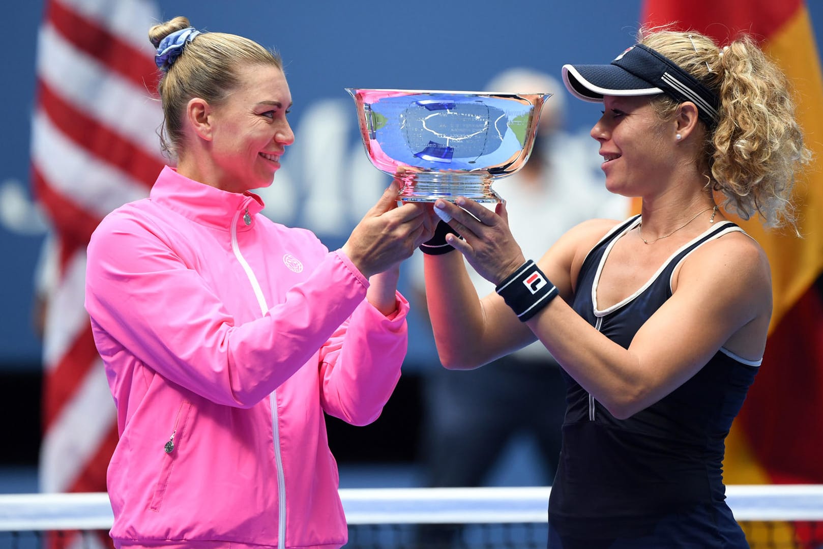 Am Ziel: Siegemund (r.) mit Doppel-Partnerin Zvonareva und der US-Open-Trophäe.