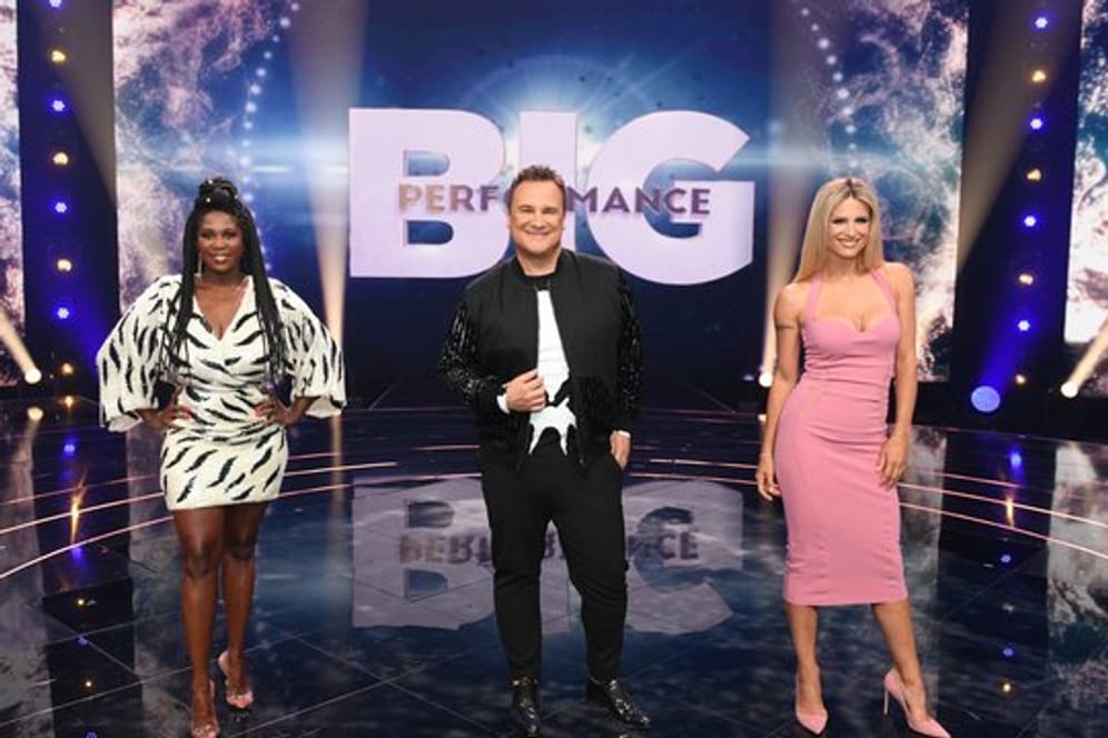 Die TV-Stars Motsi Mabuse (l-r), Guido Maria Kretschmer und Michelle Hunziker sind das Rateteam der neuen Show "Big Performance - Wer ist der Star im Star?".
