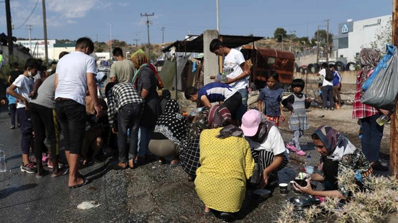 UN-Generalsekretär Guterres fordert, die obdachlos gewordenen Menschen aufs Festland zu bringen.