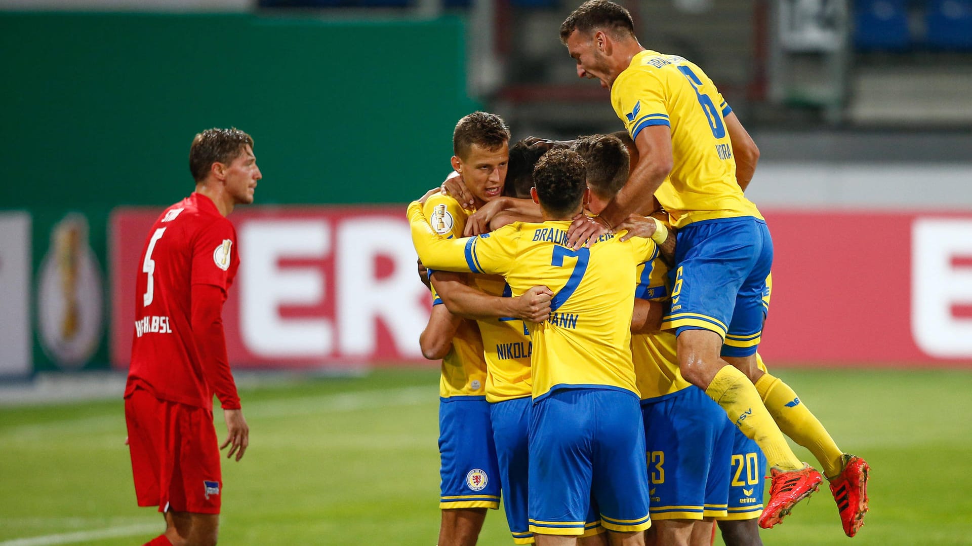 Jubel bei den Braunschweigern (r.), Herthas Stark ist enttäuscht.