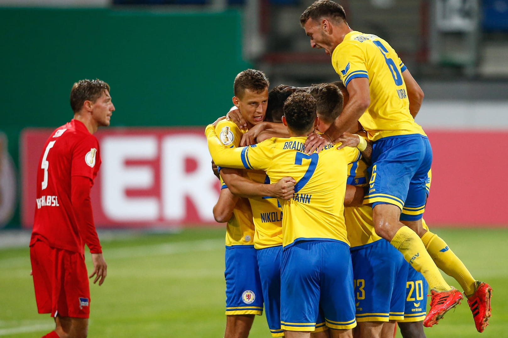 Jubel bei den Braunschweigern (r.), Herthas Stark ist enttäuscht.