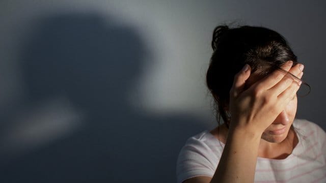 Frauen sind über alle Altersgruppen hinweg sowohl häufiger von Migräne als auch von Spannungskopfschmerzen betroffen als Männer. Frauen sind über alle Altersgruppen hinweg sowohl häufiger von Migräne als auch von Spannungskopfschmerzen betroffen als Männer.