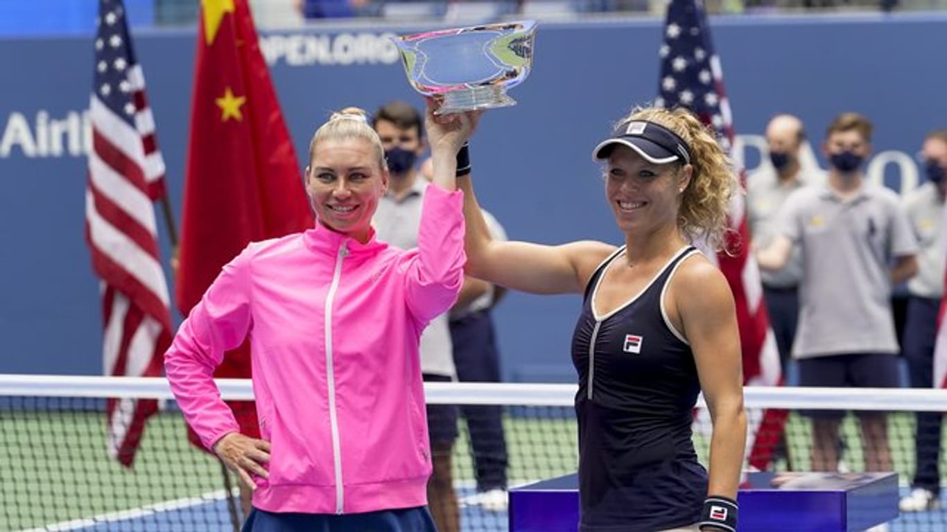 Werden auch bei den French Open im Doppel antreten: Laura Siegemund (r) und Vera Swonarewa feiern den Sieg in New York.