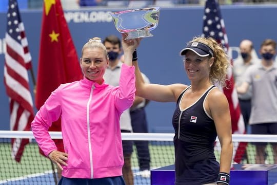 Werden auch bei den French Open im Doppel antreten: Laura Siegemund (r) und Vera Swonarewa feiern den Sieg in New York.