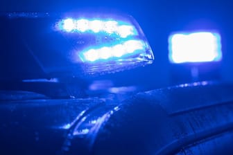 Blaulicht der Polizei leuchtet im Dunkeln
