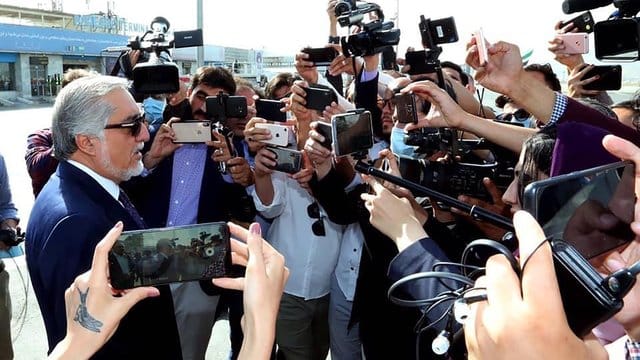 Abdullah Abdullah (l), Vorsitzender des Hohen Rats für Versöhnung, spricht mit den Medien am Internationalen Flughafen Kabul. Abdullah Abdullah (l), Vorsitzender des Hohen Rats für Versöhnung, spricht mit den Medien am Internationalen Flughafen Kabul.