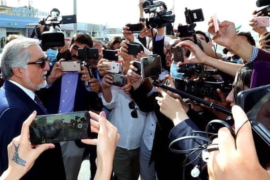 Abdullah Abdullah (l), Vorsitzender des Hohen Rats für Versöhnung, spricht mit den Medien am Internationalen Flughafen Kabul.