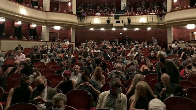 Publikum war zur Premiere des Stücks "Ein Leben ein Traum" im Burgtheater in Wien zugelassen. Publikum war zur Premiere des Stücks "Ein Leben ein Traum" im Burgtheater in Wien zugelassen.