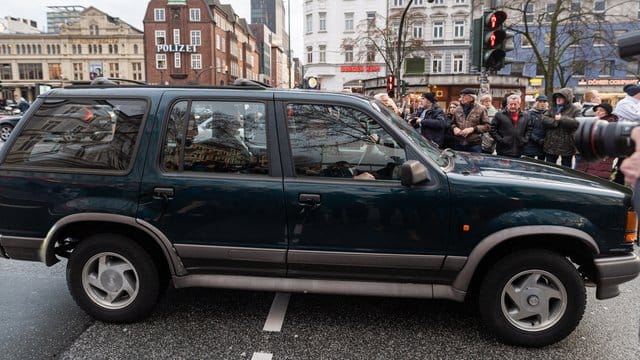 Jan Fedders Ford Explorer wird zugunsten des Hamburger Michels versteigert.