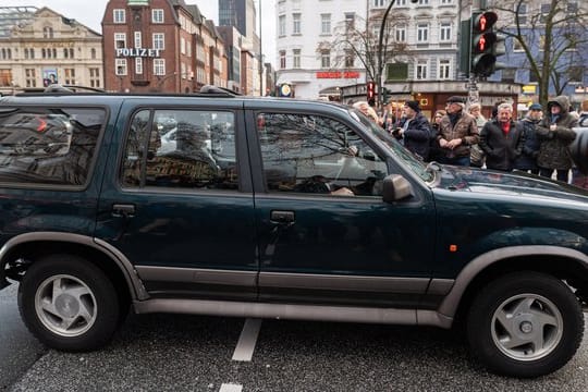 Jan Fedders Ford Explorer wird zugunsten des Hamburger Michels versteigert.