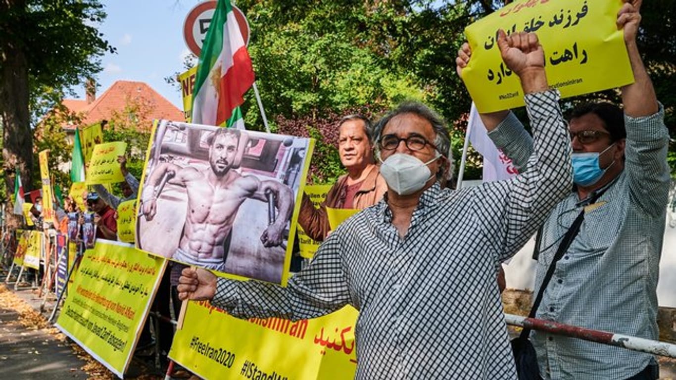Demonstranten vor der Iranischen Botschaft in Berlin.