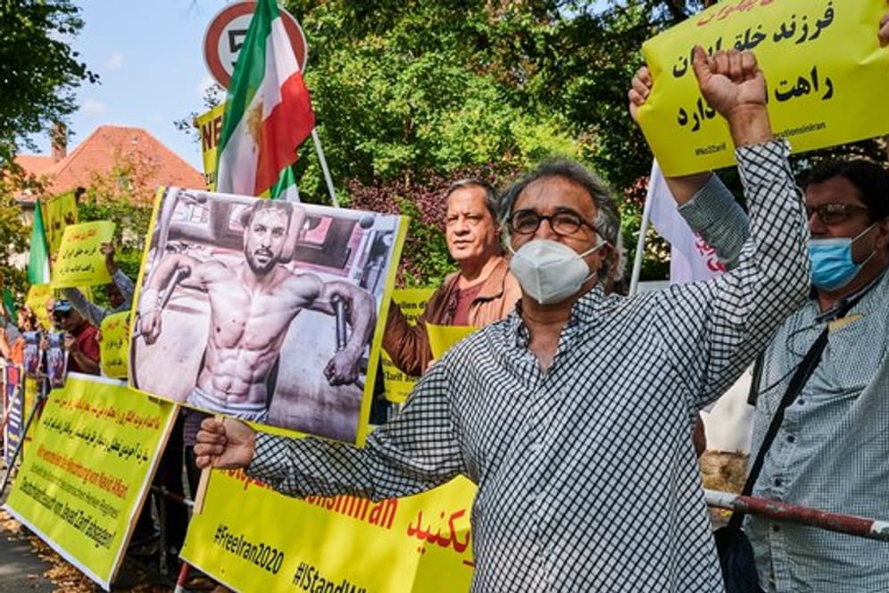 Demonstranten vor der Iranischen Botschaft in Berlin.