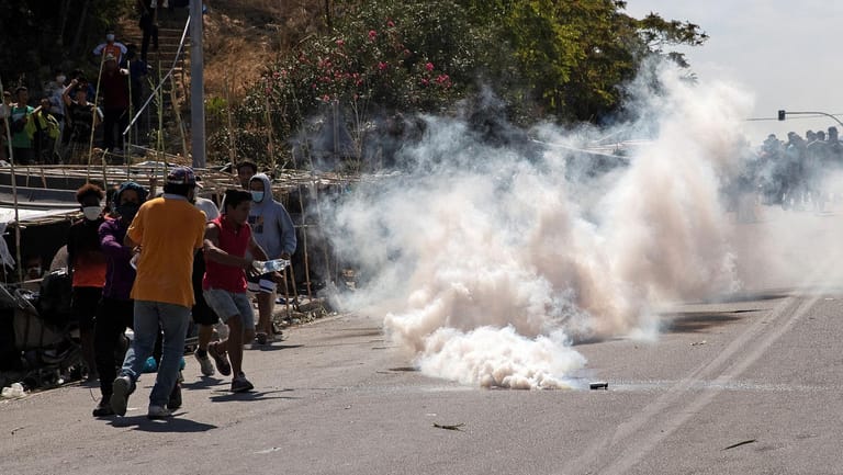 Tränengas gegen Migranten: Hunderte Migranten waren auf einer Straße zum Hafen von Mytilene marschierten.