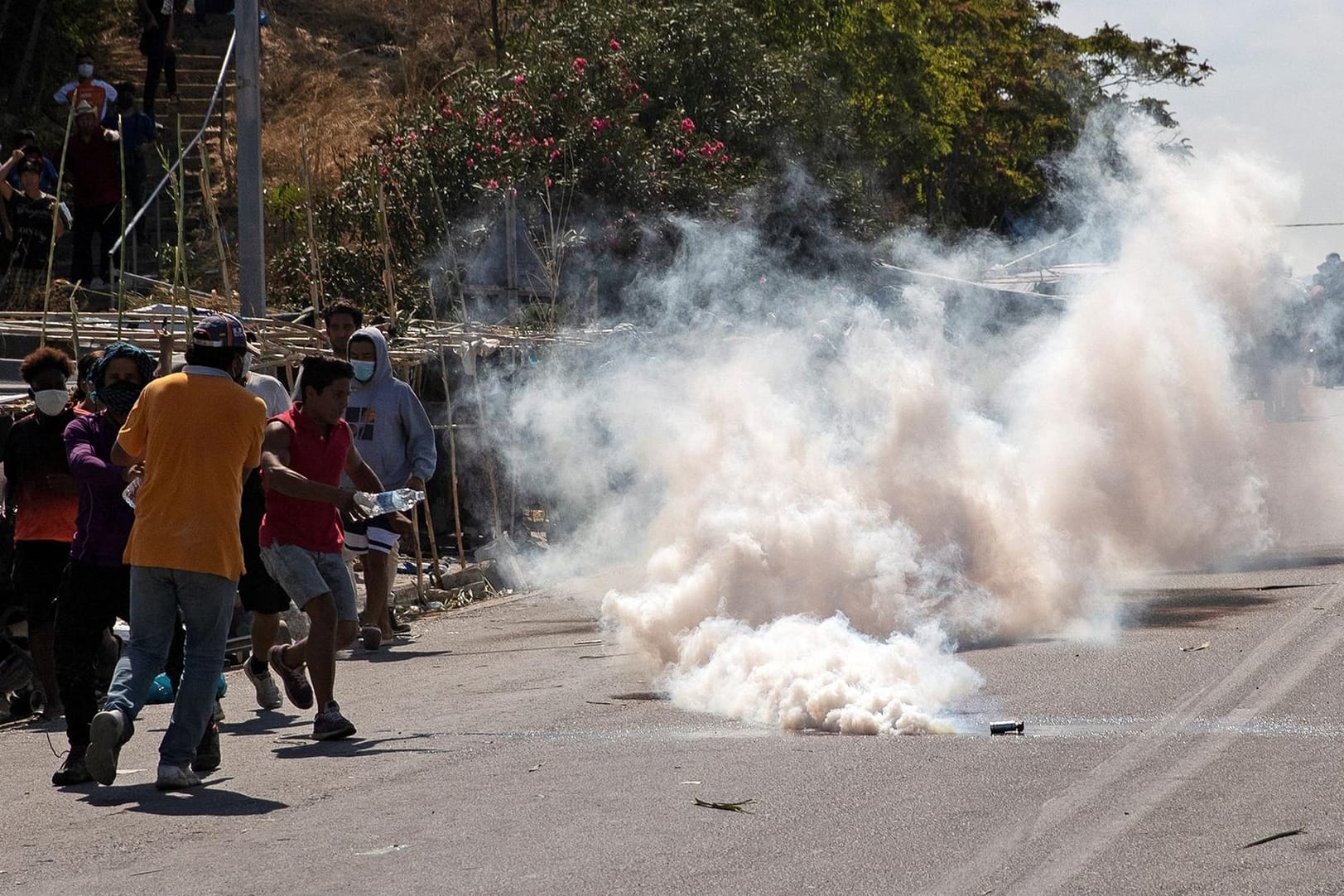 Tränengas gegen Migranten: Hunderte Migranten waren auf einer Straße zum Hafen von Mytilene marschierten.