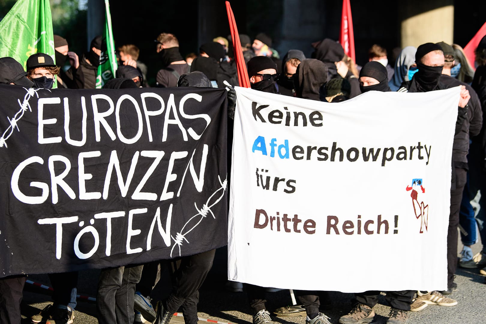 Teilnehmer einer Demonstration gegen den Landesparteitag der AfD: Vermummte griffen laut Polizei Parteitagsteilnehmer und Beamte an.