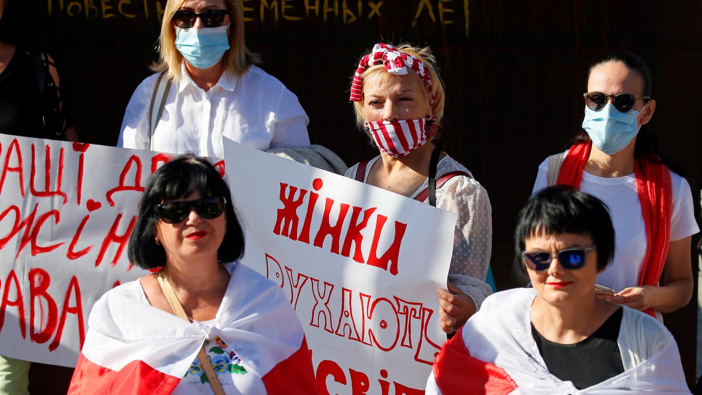 Demonstrantinnen in Belarus: Die Polizei ging hart gegen die Protest-Teilnehmer vor.