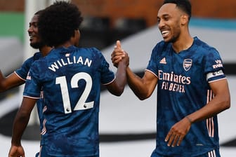 Premier League: Pierre-Emerick Aubameyang (r) vom FC Arsenal freut sich mit seinem Mannschaftskollegen Willian (2.v.r) nach dem dritten Tor ihres Teams.