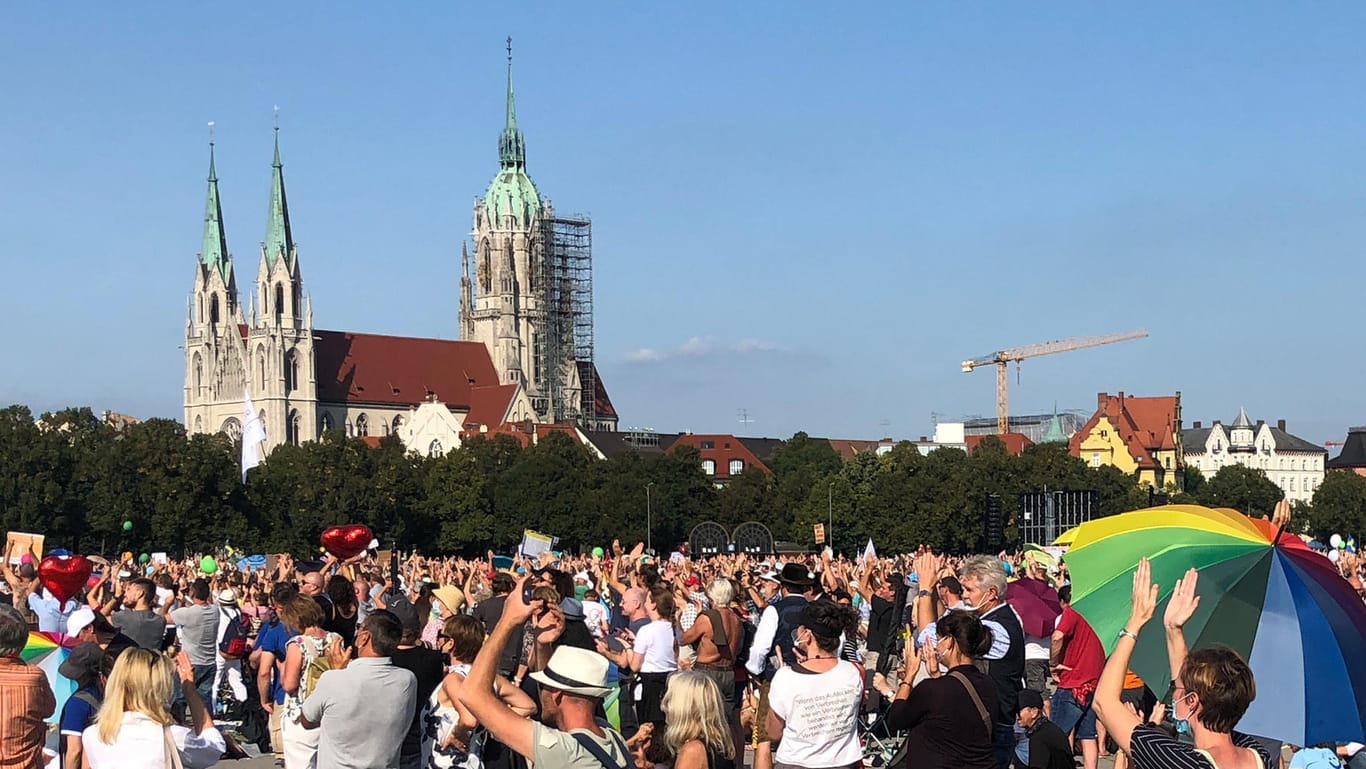 Demonstration auf der Theresienwiese: Zur Hauptkundgebung der des Corona-Protests in München kamen 10.000 Menschen.