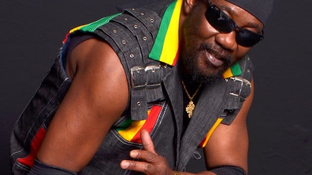 Frederick "Toots" Hibbert hat mit Toots & The Maytals mehr als 30 Nummer-eins-Singles herausgebracht. Frederick "Toots" Hibbert hat mit Toots & The Maytals mehr als 30 Nummer-eins-Singles herausgebracht.
