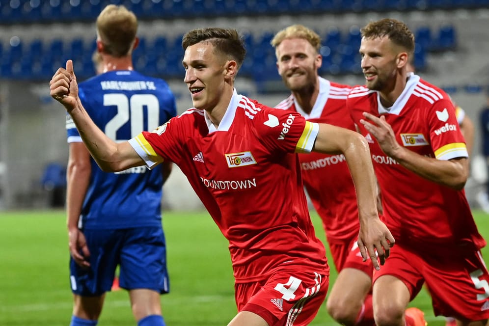 Matchwinner: Unions Nico Schlotterbeck (vorn) bejubelt seinen Treffer zum Sieg gegen Karlsruhe.