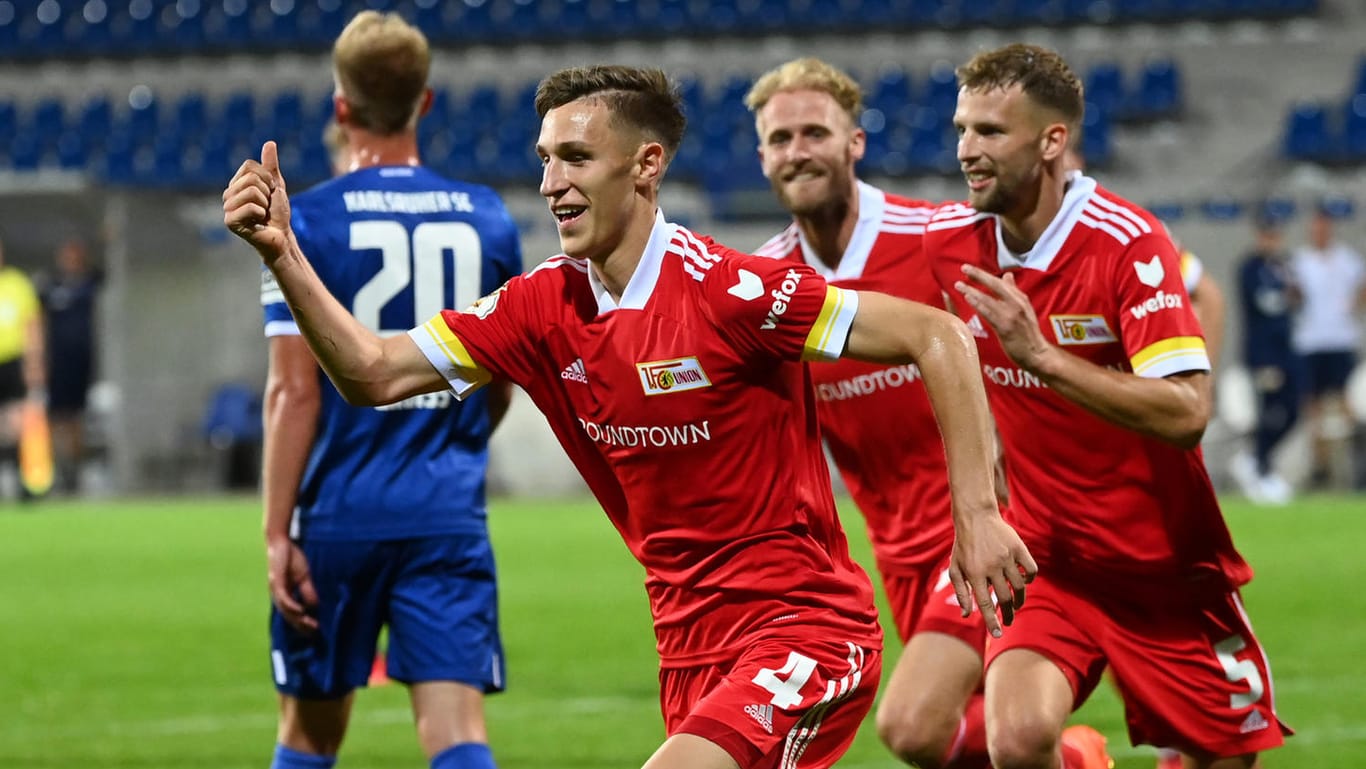 Matchwinner: Unions Nico Schlotterbeck (vorn) bejubelt seinen Treffer zum Sieg gegen Karlsruhe.