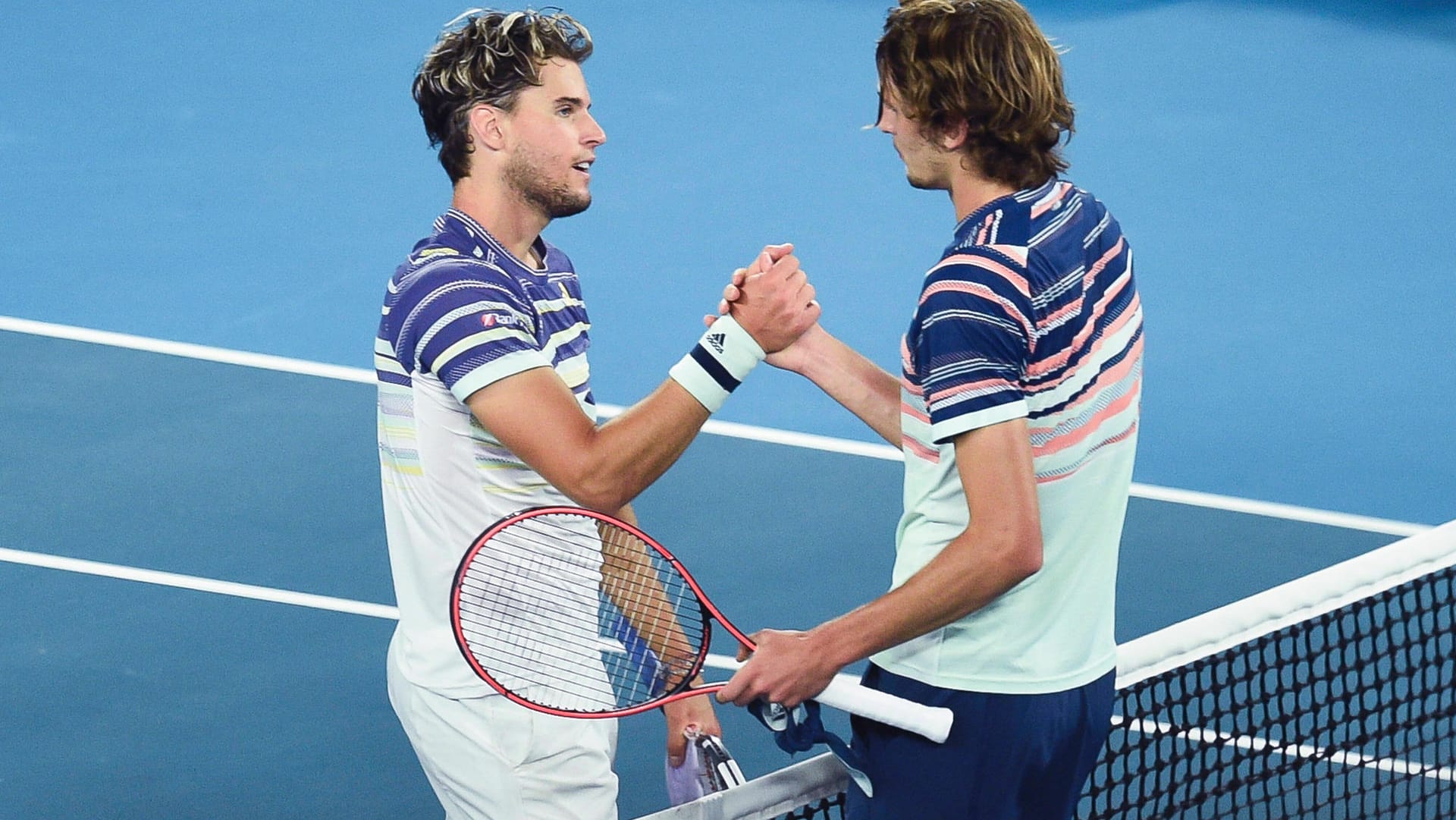 Letztes großes Match: Thiem (l.) und Zverev trafen im Halbfinale der Australian Open im Januar aufeinander. Thiem siegte 3:6, 6:4, 7:6.