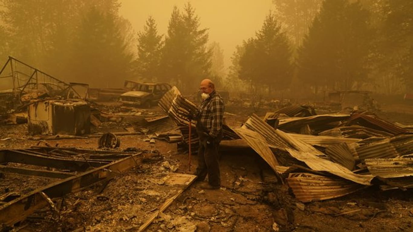 Ein Mann begutachtet die Überreste eines Hauses im US-Bundesstaat Oregon, das durch die heftigen Waldbrände zerstört wurden.