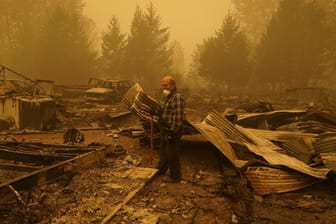 Ein Mann begutachtet die Überreste eines Hauses im US-Bundesstaat Oregon, das durch die heftigen Waldbrände zerstört wurden.