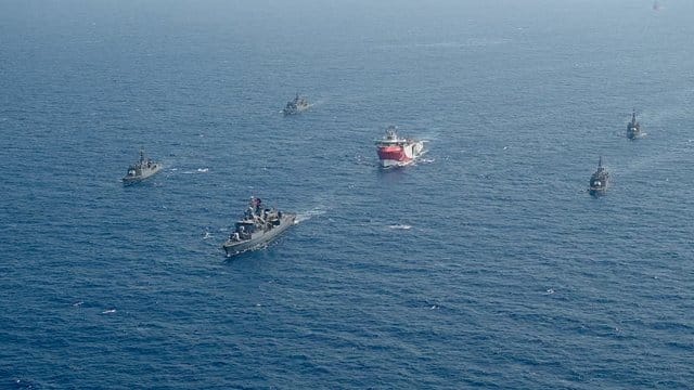 Das türkische Forschungsschiff "Oruc Reis" (M) fährt in Begleitung türkischer Kriegsschiffe über das Mittelmeer. Das türkische Forschungsschiff "Oruc Reis" (M) fährt in Begleitung türkischer Kriegsschiffe über das Mittelmeer.