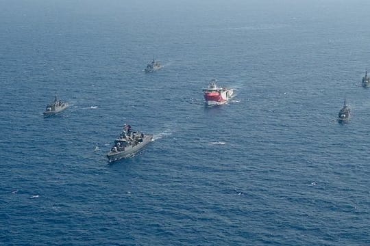 Das türkische Forschungsschiff "Oruc Reis" (M) fährt in Begleitung türkischer Kriegsschiffe über das Mittelmeer.