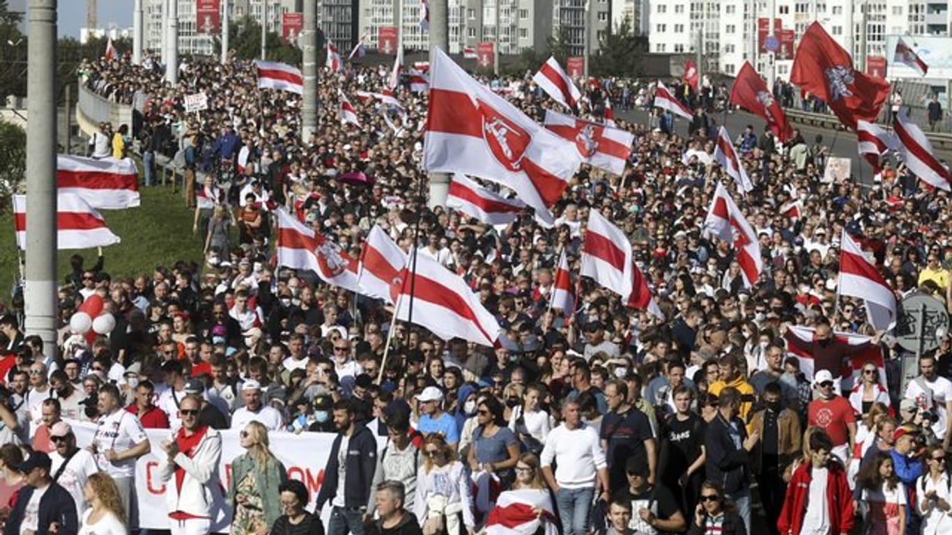 Zehntausende auf den Straßen von Minsk.