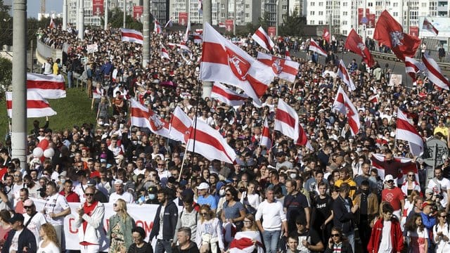Zehntausende auf den Straßen von Minsk. Zehntausende auf den Straßen von Minsk.