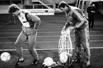 Matthias Sammer (li.) mit dem letzten Nationaltrainer der DDR, Eduard "Ede" Geyer (re.) im November 1989.