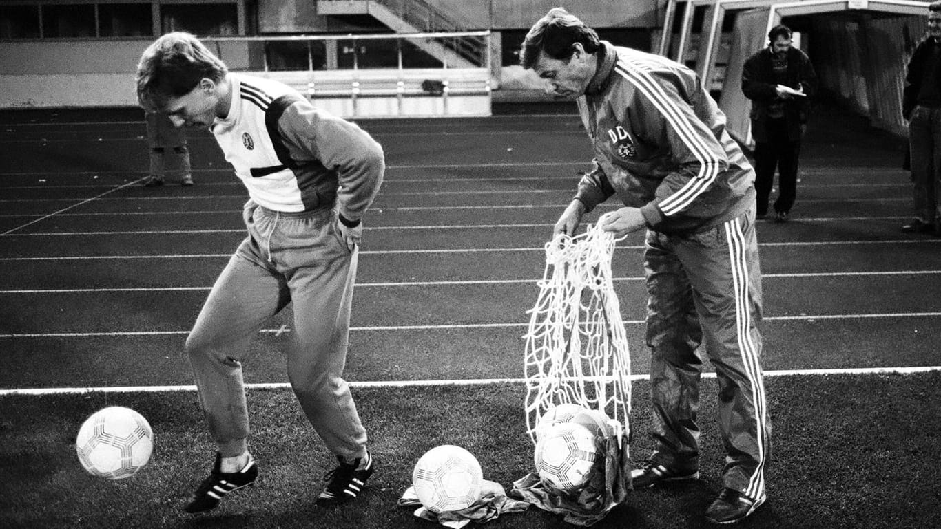Matthias Sammer (li.) mit dem letzten Nationaltrainer der DDR, Eduard "Ede" Geyer (re.) im November 1989.