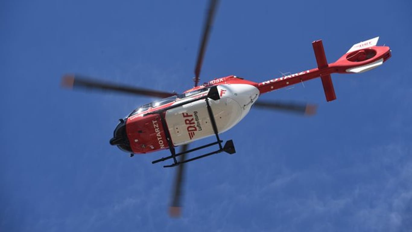 Rettungshubschrauber im Flug (Symbolbild): In Baden-Württemberg ist es zu einem schweren Unfall gekommen.