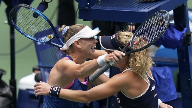 Erst der Sieg, dann Süsses: Laura Siegemund (r) feiert mit Vera Swonarewa den Doppelsieg in New York. Erst der Sieg, dann Süsses: Laura Siegemund (r) feiert mit Vera Swonarewa den Doppelsieg in New York.