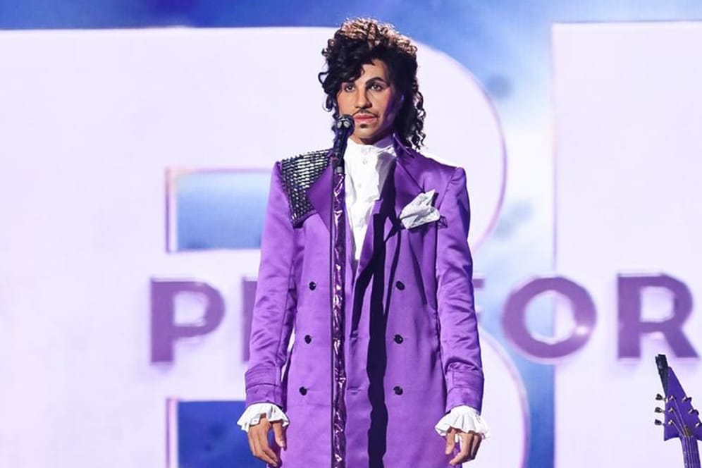 "Big Performance": Welcher Prince hier wohl im Prince-Kostüm steckt?
