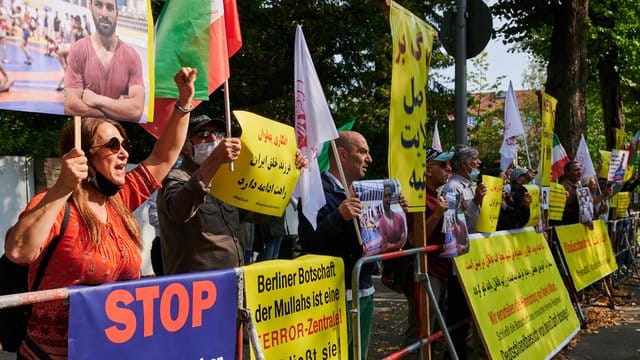 Die Hinrichtung des iranischen Ringers Navid Afkari führte auch in Deutschland zu heftigen Protesten. Die Hinrichtung des iranischen Ringers Navid Afkari führte auch in Deutschland zu heftigen Protesten.