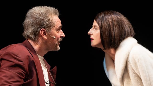 Grandios unterhaltsam: Jens Harzer (Harpagon) und Marina Galic (Frosine) spielen im Thalia Theater auf der Bühne. Grandios unterhaltsam: Jens Harzer (Harpagon) und Marina Galic (Frosine) spielen im Thalia Theater auf der Bühne.