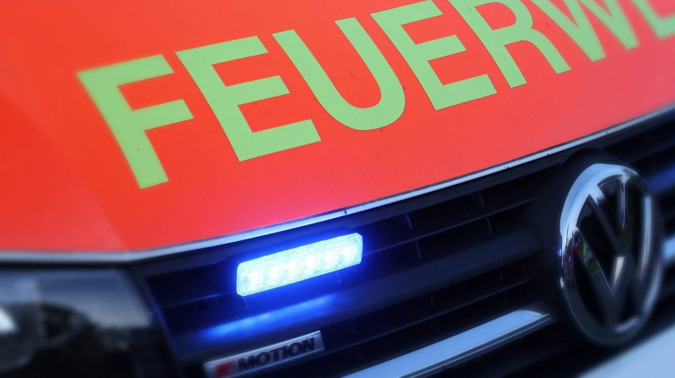 Rettungsdienst im Einsatz (Symbolbild): In Hamburg starb eine 16-jährige.