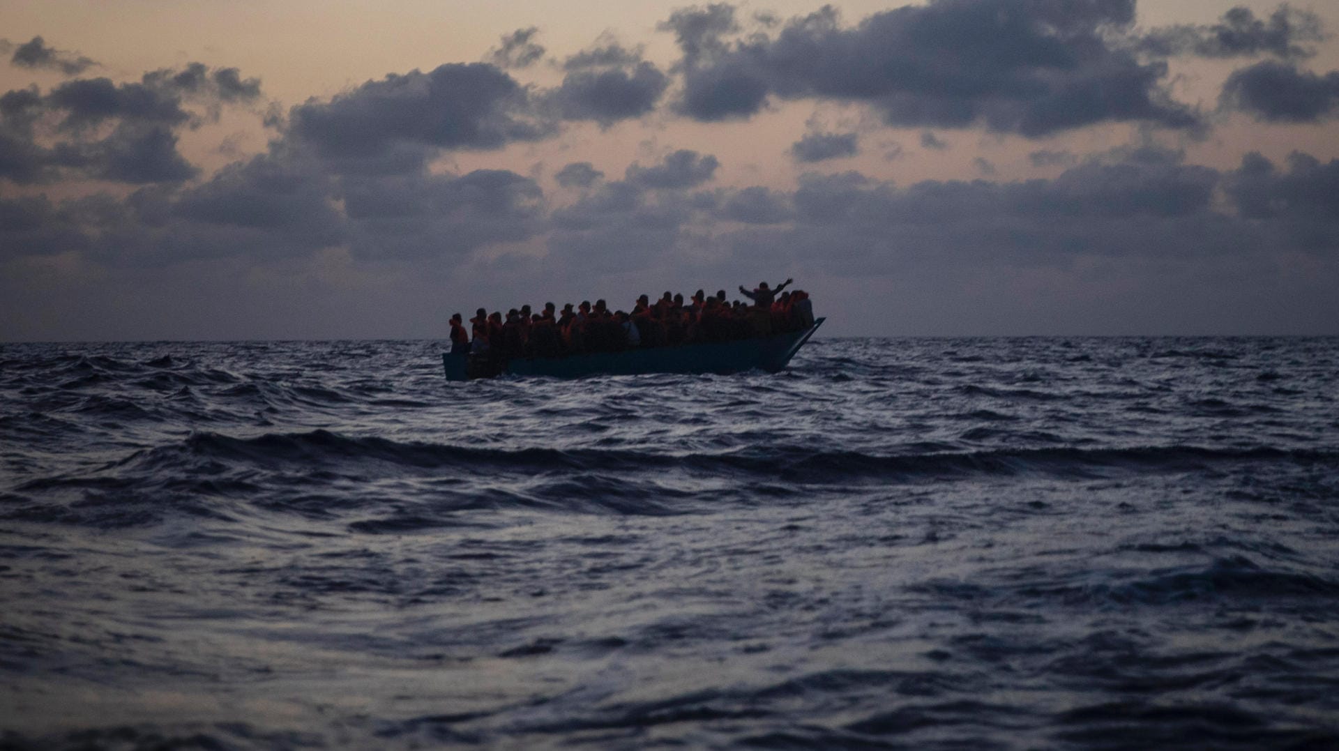 Boot mit Migranten auf dem Mittelmeer (Symbolbild): Die marokkanische Küstenwache hat nun mehrer Migranten mit Jet-Skis gestoppt.