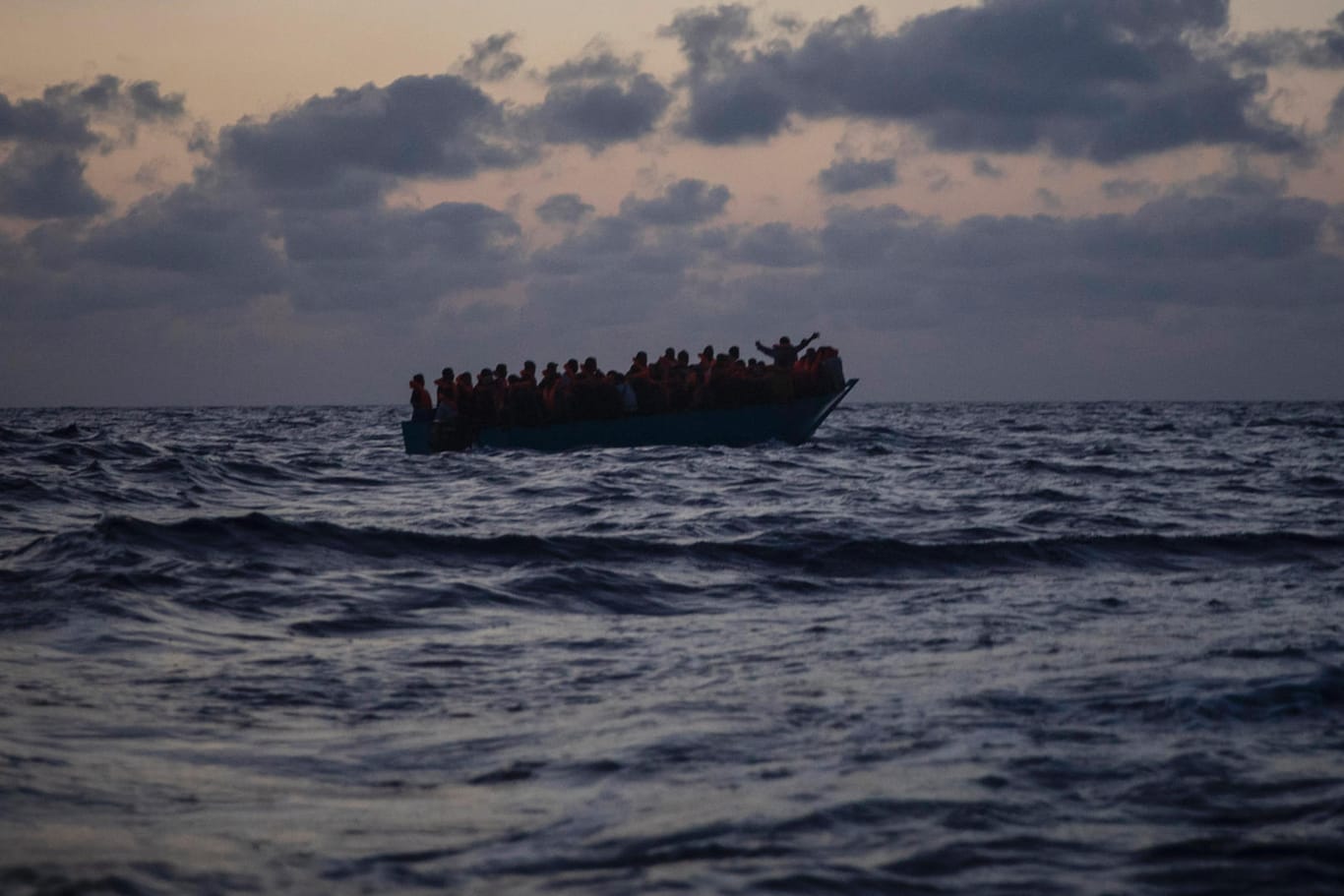 Boot mit Migranten auf dem Mittelmeer (Symbolbild): Die marokkanische Küstenwache hat nun mehrer Migranten mit Jet-Skis gestoppt.